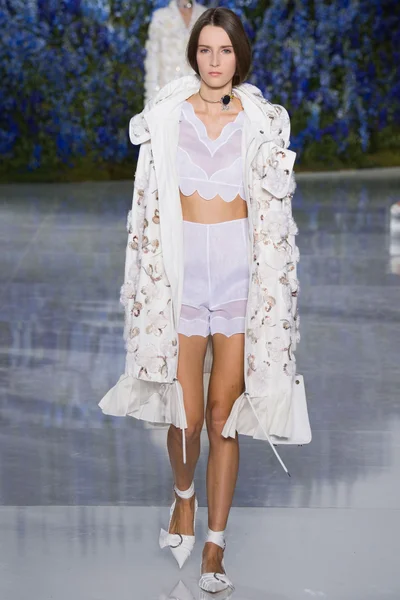 Look 15